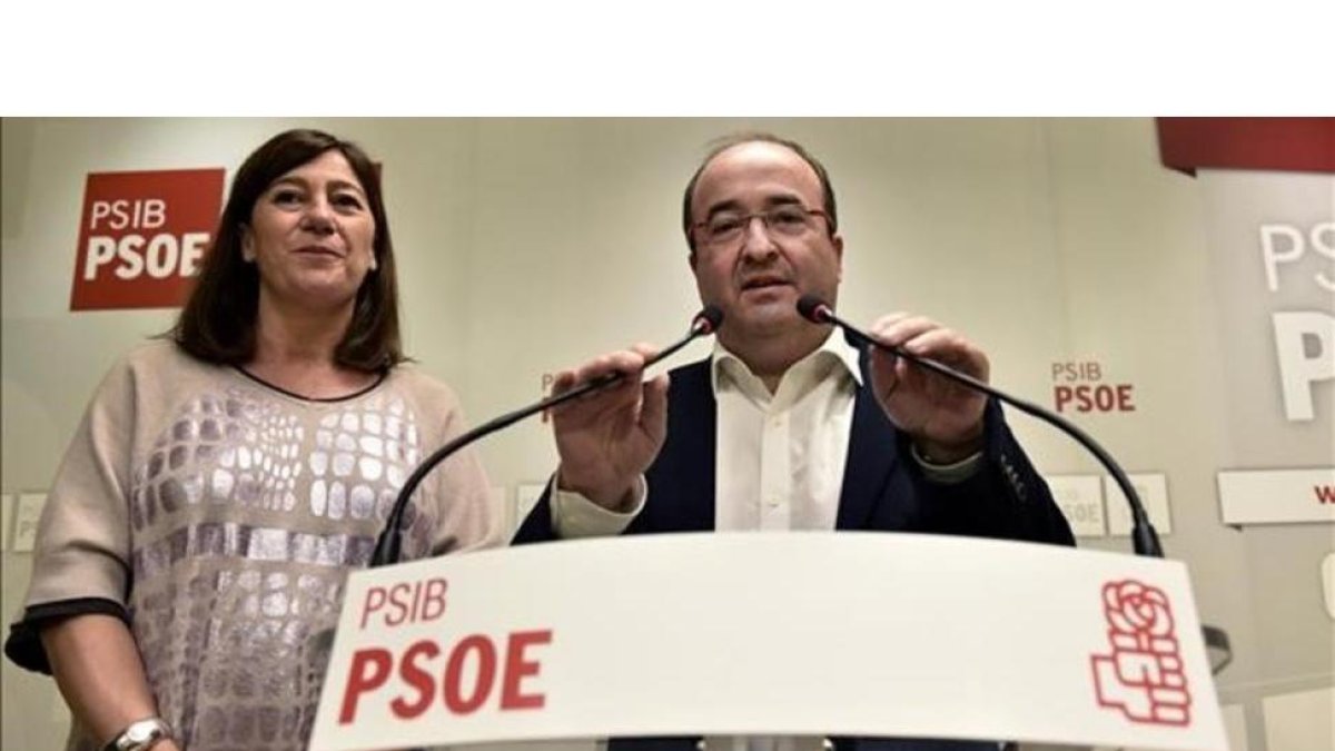 La presidenta balear, Francina Armengol, y el primer secretario del PSC, Miquel Iceta, en Palma.-EFE / ATIENZA