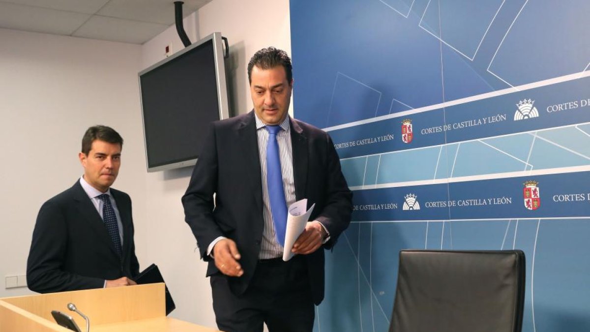 Los miembros del PP en la Comisión de Investigación del Hospital de Burgos, Salvador Cruz y Ángel Ibáñez informan sobre el funcionamiento de la misma.-ICAL