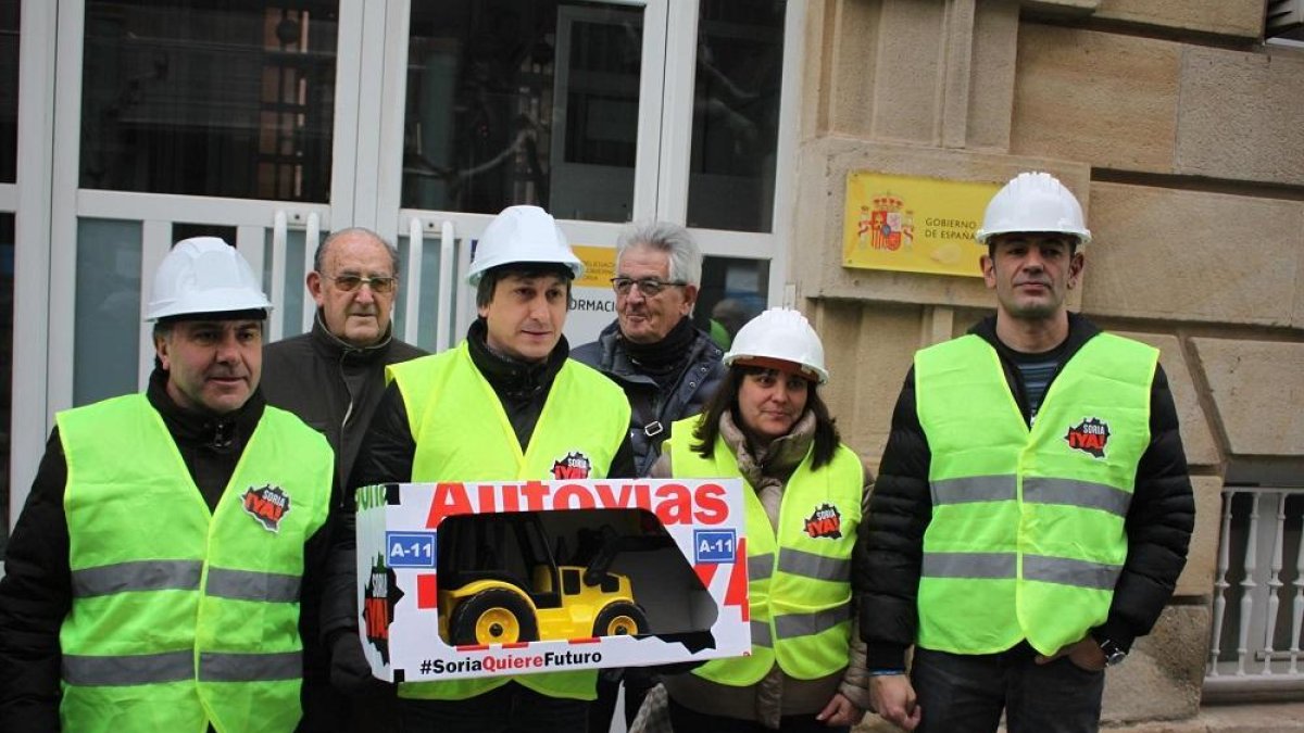 Miembros de Soria ¡YA! hacen entrega de la excavadora y el escrito en la Subdelegación de Soria.-EUROPA PRESS.