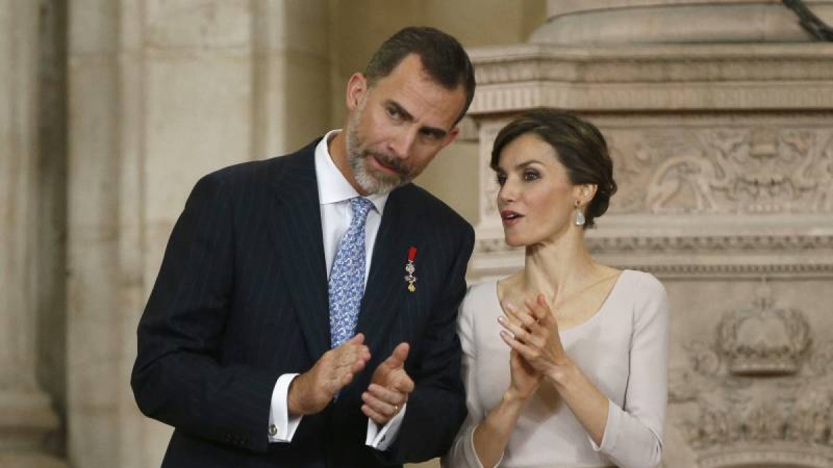 Los reyes durante la ceremonia de imposición de condecoraciones de la Orden del Mérito Civil que se celebra en el Palacio Real, en el aniversario de la proclamación de Felipe VI.-Foto: EFE/ JUAN CARLOS HIDALGO