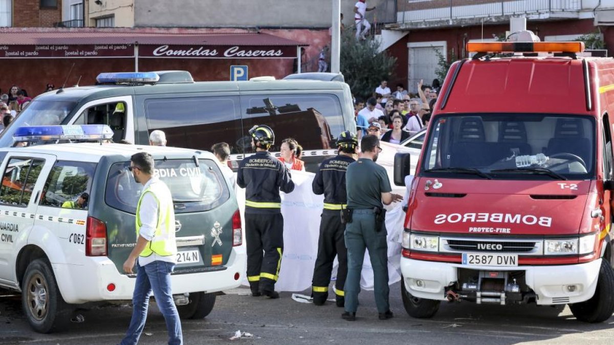 Bomberos y servicios de emergencias en un momento del accidente.-M. Á. SANTOS / PHOTOGENIC
