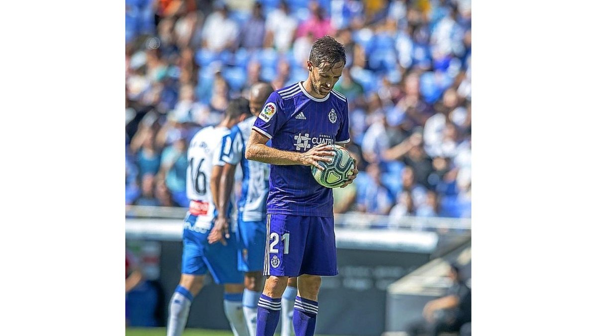 Míchel, pensativo, agarra el balón dispuesto a tirar el penalti frente al Espanyol.-PHOTO-DEPORTE