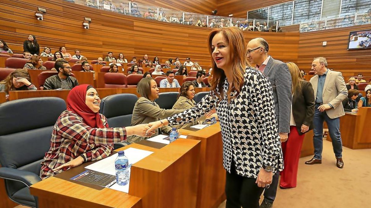 La presidenta de las Cortes, Silvia Clemente, da la bienvenida a los asistentes.-ICAL