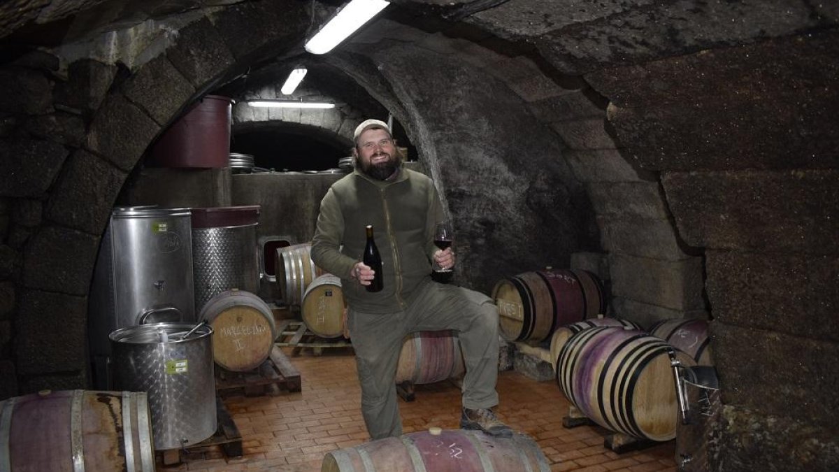 Thyge Benned, ‘Chus’ el danés, en el interior de la bodega subterránea donde hasta ahora elabora su vinos en el casco histórico de Fermoselle acogidos a la DO Arribes.-