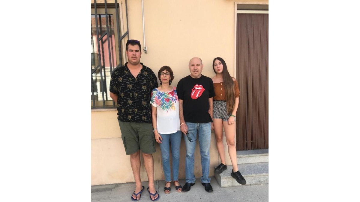 Raquel, que tiene un corazón trasplantado, junto a su marido Ángel y sus hijos Alberto y Ainhoa.-EL MUNDO