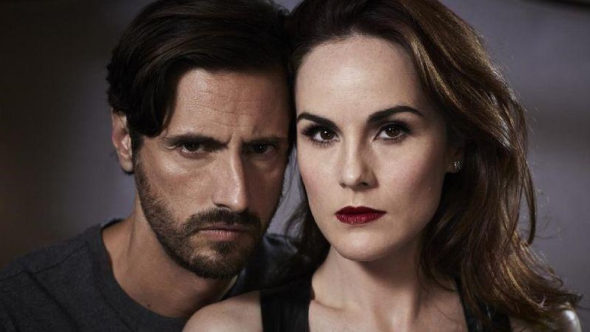 Juan Diego Botto y Michelle Dockeryl, protagonistas de la serie 'Buena conducta'.-Vincent Peters