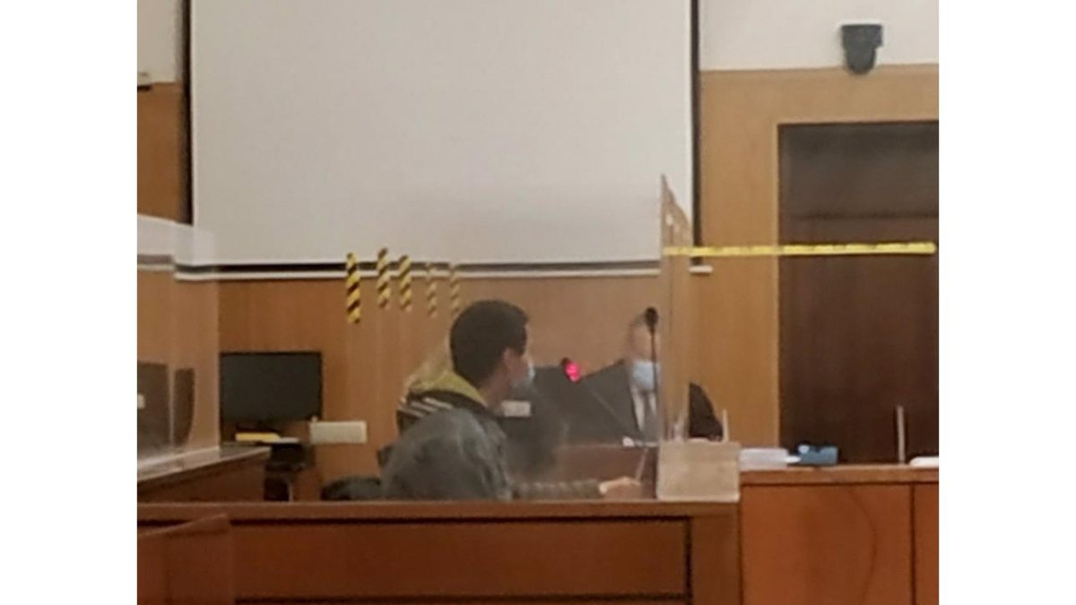 El condenado, durante la comparecencia en la que se ha conformado con dos años de prisión. - EP.