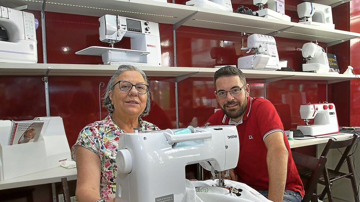 Dioni Serna y su hijo Gerardo Melero, junto a algunas de las máquinas de coser que venden desde Palencia.-M. BRÁGIMO
