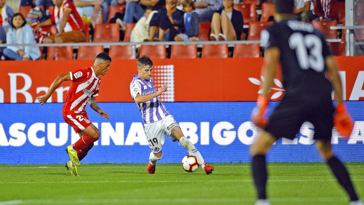 Toni se marcha de la vigilancia de Porro y se dispone a entrar en el área del Girona, anoche, en el partido disputado en Montilivi.-PHOTO-DEPORTE