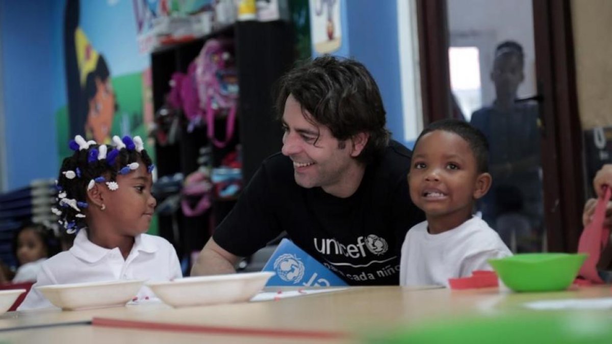 El actor Eduardo Noriega, en una escuela panameña.-FRANCISCO MÁLAGA
