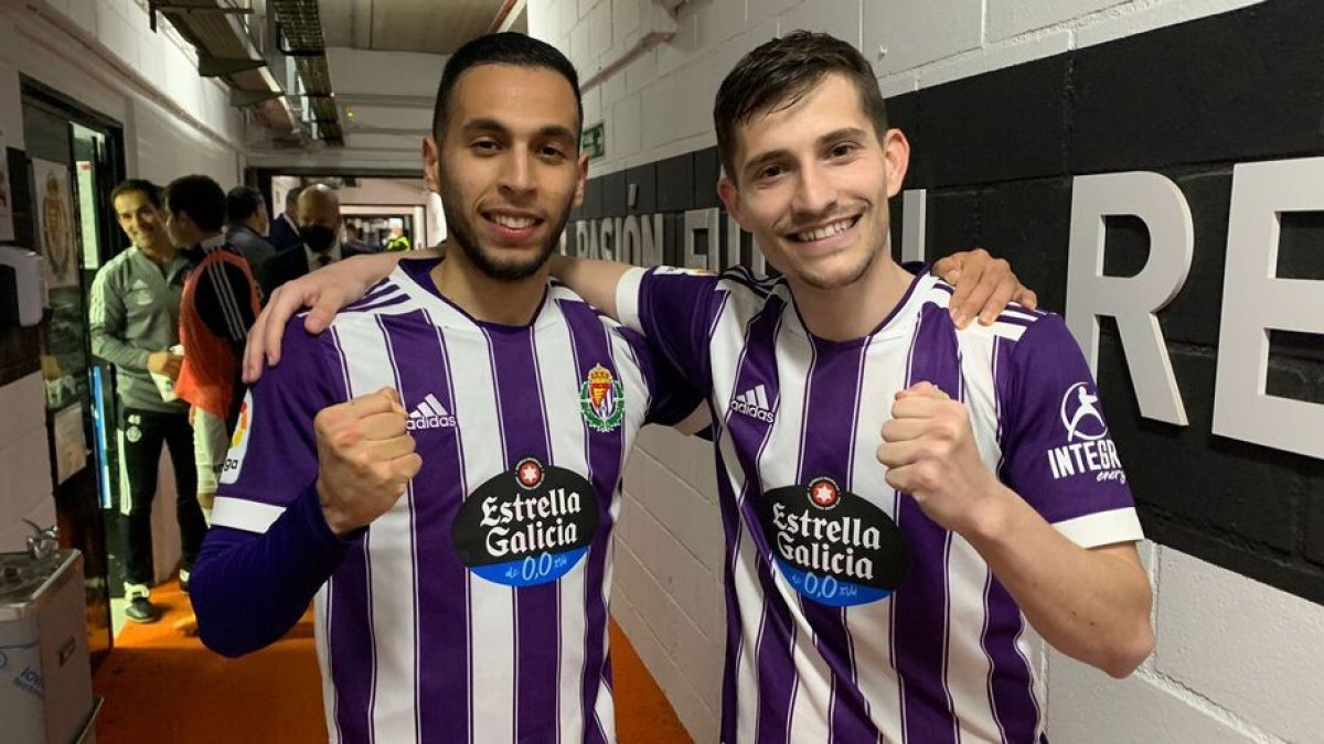 Anuar y Toni celebran la victoria en Cartagonova. / REAL VALLADOLID / I. SOLA