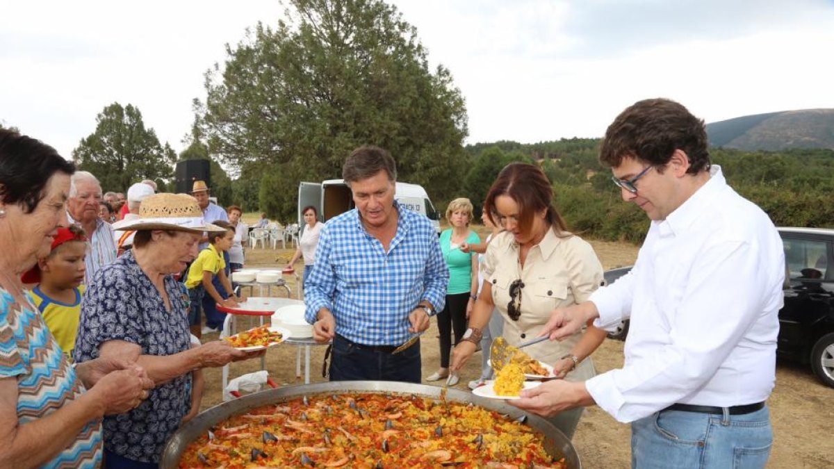 El secretario autonómico del PP, Alfonso Fernández Mañueco, asiste a la apertura del curso político del Partido Popular de Segovia, junto al presidente provincial del PP, Francisco Vázquez, y la presidenta de las Cortes de Castilla y León, Silvia Clemente-ICAL