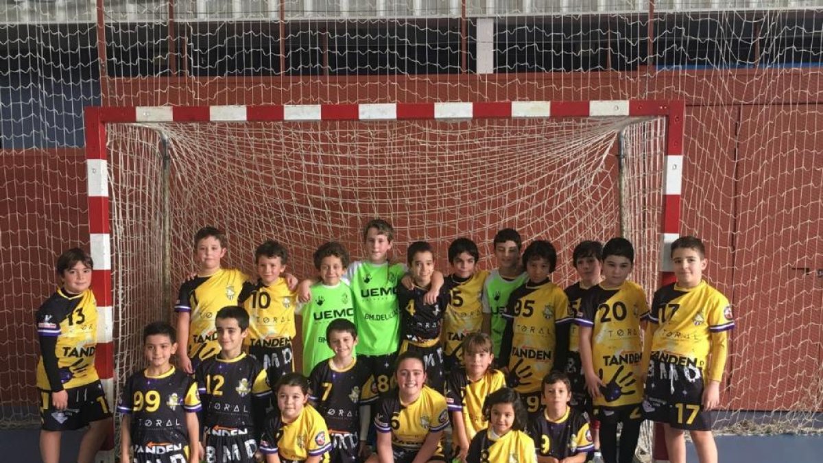 Los jugadores benjamines del club del barrio vallisoletano son los encargados de asegurar el futuro del BM Delicias.-E.M.