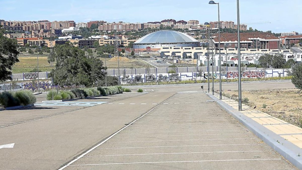 Aparcamiento a las afueras de Arroyo donde se tendrían que instalar los feriantes este año-J.M. Lostau