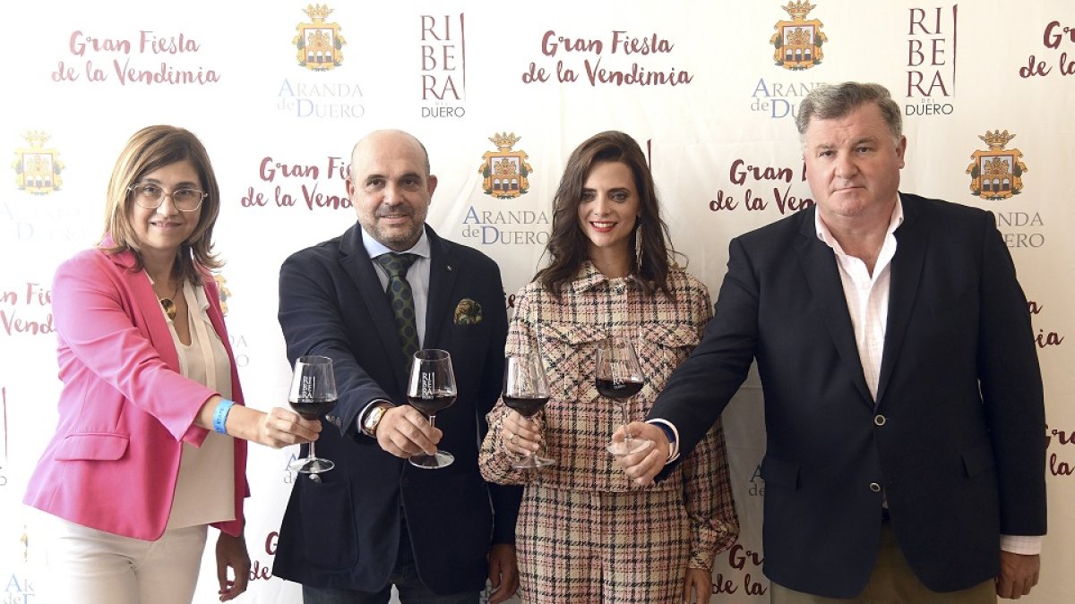 El presidente de la DO, Enrique Pascual, la alcaldesa de Aranda de Duero, Raquel González, la actriz y embajadora oficial de Ribera del Duero, Macarena Gómez y el presidente de la Federación de Hosteleros de Castilla Y León, Fernando de la Varga.- ICAL