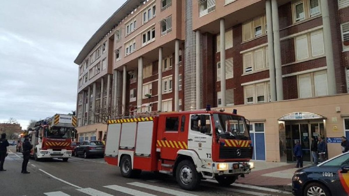 Un vehícuo de bomberos, frente al edificio.-BOMBEROS DE BURGOS