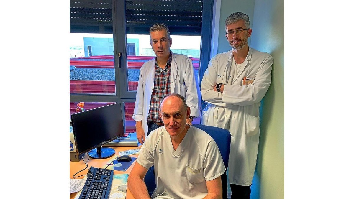 José Guerra (sentado), Alberto Morán y Alberto Muela en el Hospital de León.-EL MUNDO