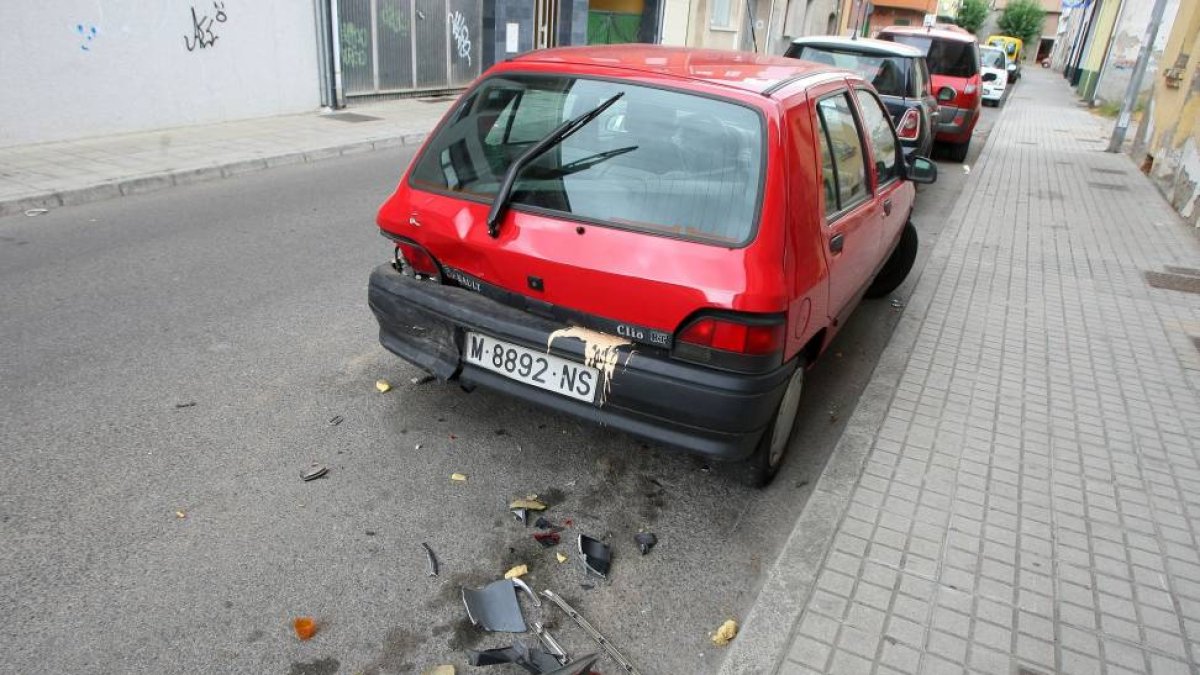 Uno de los ocho vehículos afectados por un conductor que conducía bajo los efectos del alcohol durante la pasada madrugada en Ponferrada.-ICAL