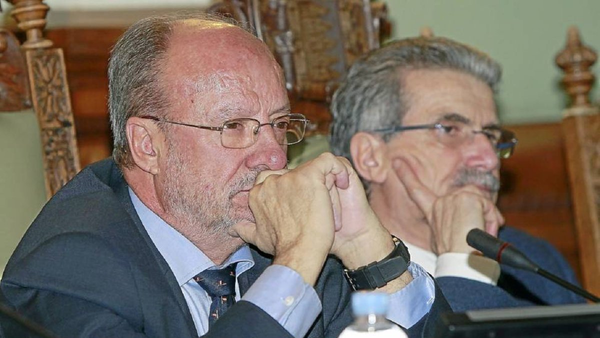 Javier León de la Riva junto al concejal de Movilidad, Manuel Sánchez, en una foto de archivo-J.M.Lostau