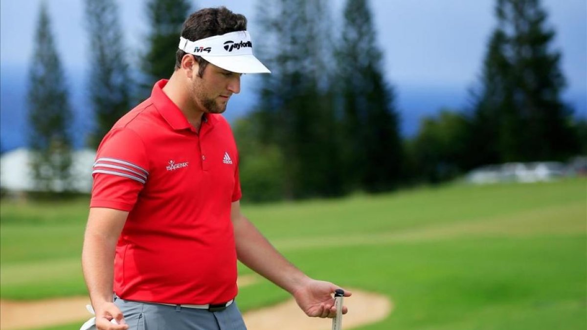 Jon Rahm mira la caida de un putt en el torneo de Hawai /-AFP