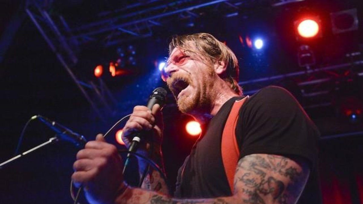 Jesse Hughes, de Eagles of Death Metal, en el concierto con el que ha iniciado su gira europea en Estocolmo.-AFP / VILHELM STOKSTAD