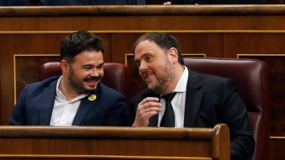 Oriol Junqueras y Gabriel Rufián, antes del inicio de la sesión constitutiva de las Cortes Generales.-BALLESTEROS (EFE)