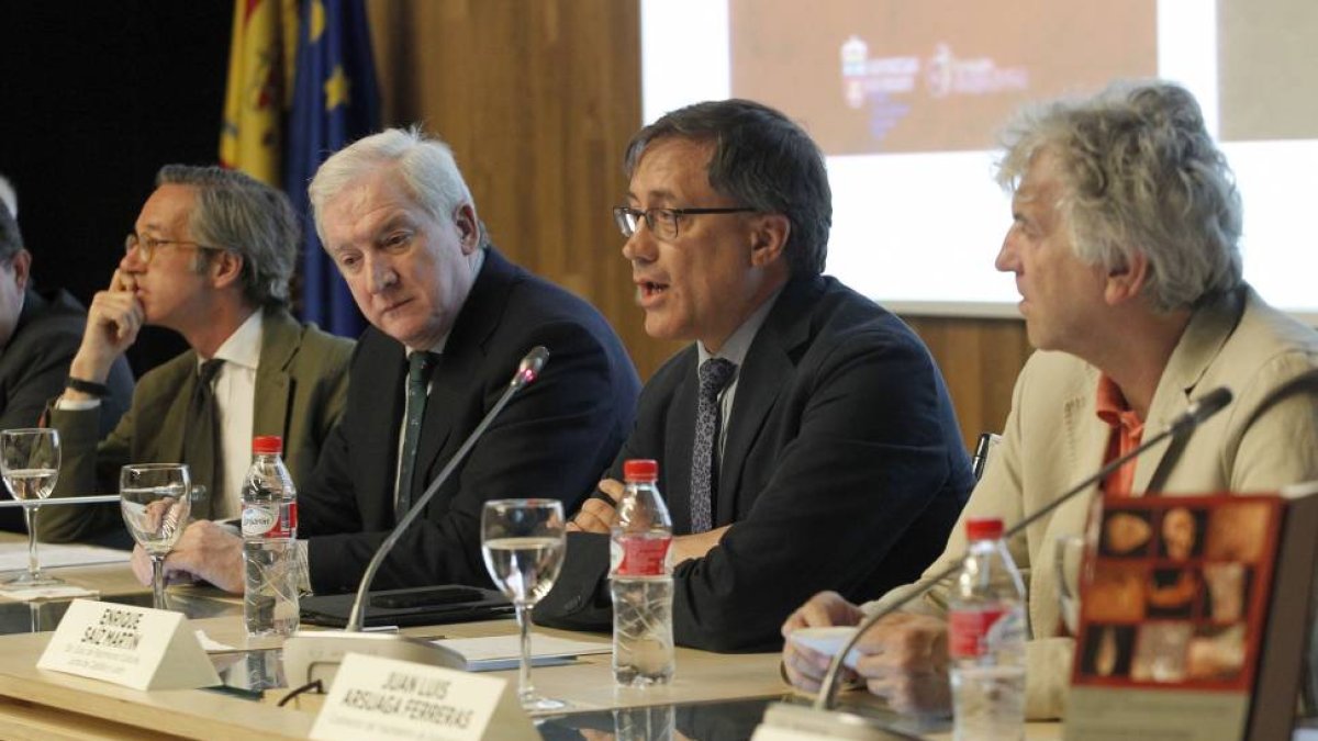 Presentación de los nuevos volúmenes de la Biblioteca Atapuerca, de (I) a (D), el secretario de estado de Cultura, José María Lasalle, el presidente de la fundación Atapuerca, Antonio Méndez Pozo, el director gral de politica cultural de la Junta, Enrique-Ical