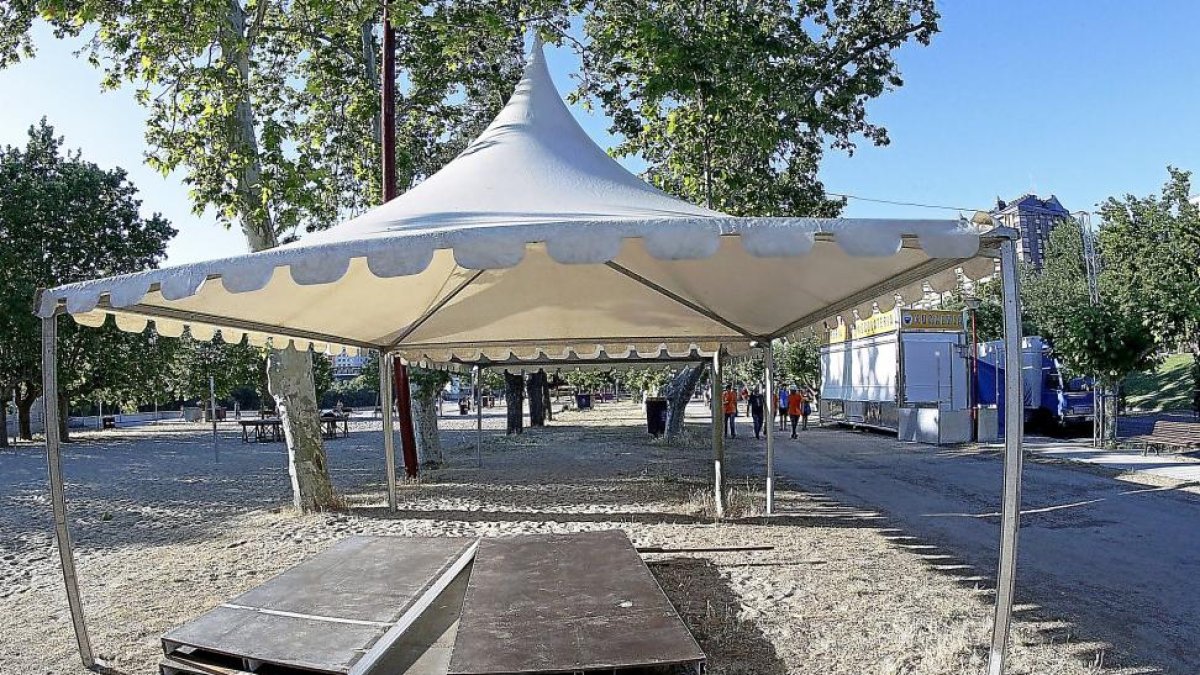 Una de las carpas instaladas ya junto a la playa de Las Moreras.-J. M. LOSTAU