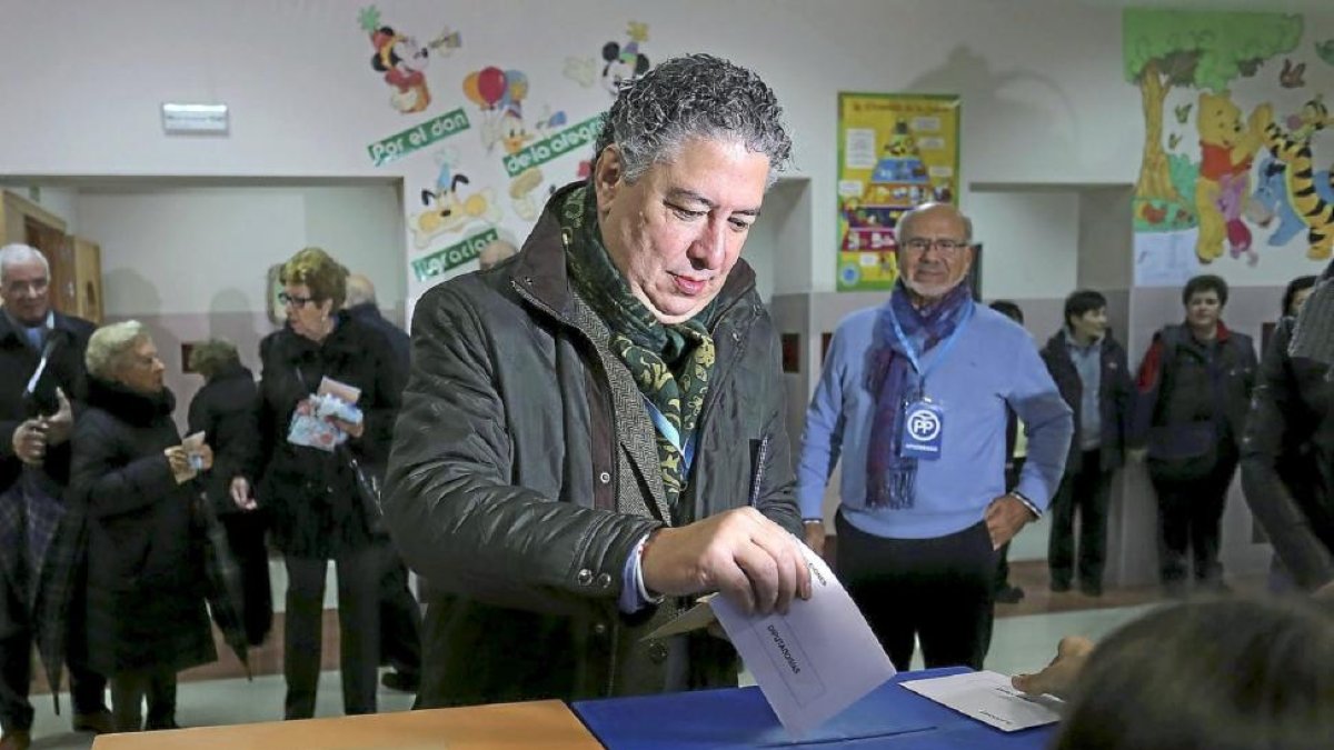 Tomás Burgos vota en su colegio electoral.-Ical