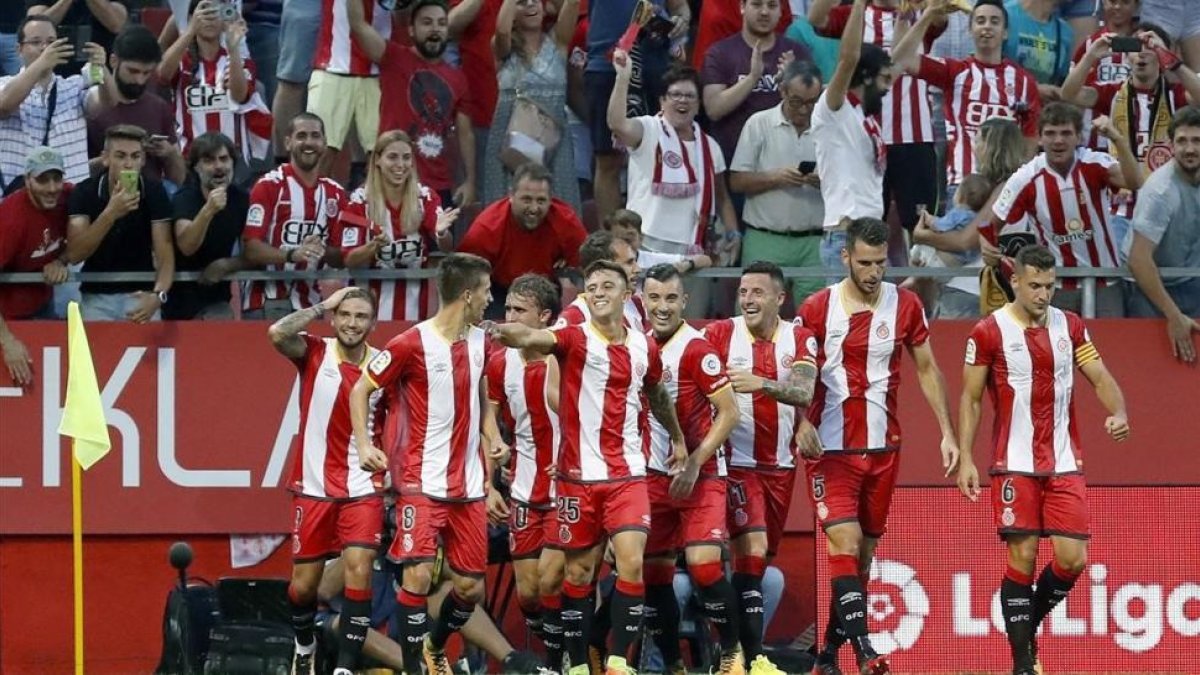 Los jugadores del Girona celebran el primer gol del equipo en Primera División-EFE / ANDREU DALMAU