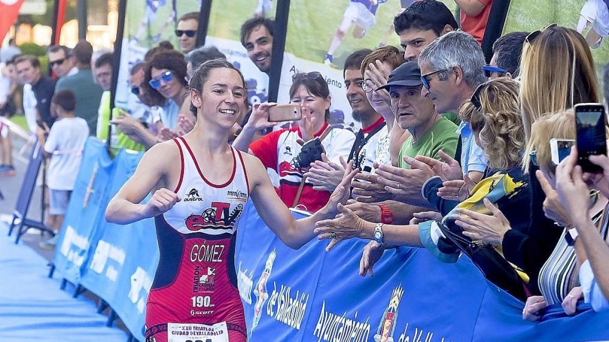 La vallisoletana Esther Gómez saluda al público antes de entrar victoriosa en la línea de meta.-PABLO REQUEJO