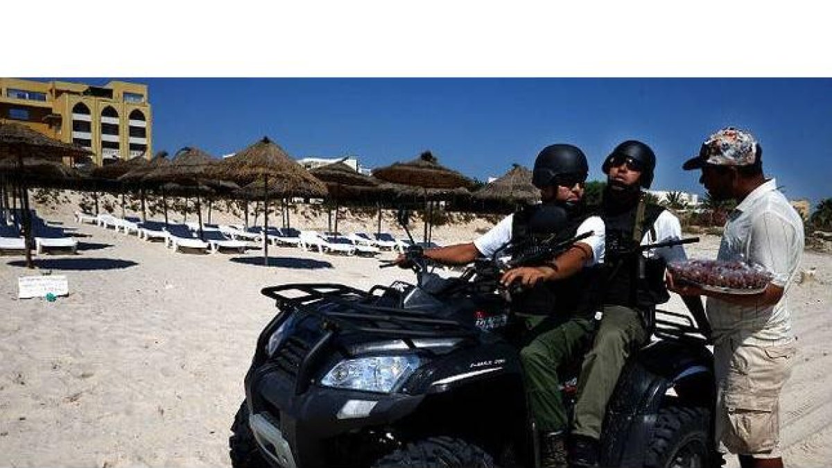 Dos agentes de policía patrullan por una playa de Túnez.-Foto: MAYKA NAVARRO