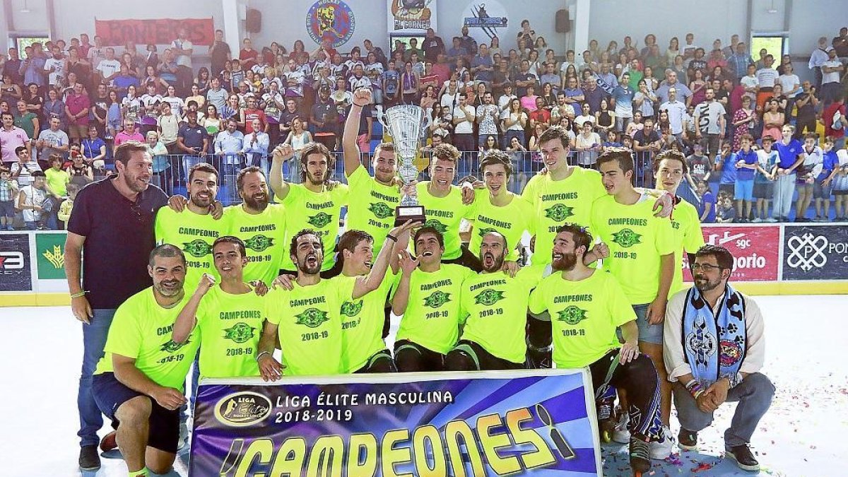 Los jugadores del CPLV y su entrenador, Ángel Ruiz, posan con la copa de campeones junto a Óscar Puente y Alberto Bustos, ayer, en el polideportivo Canterac.-J. M. LOSTAU