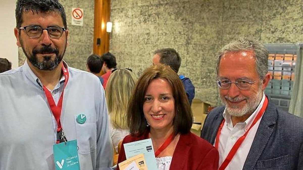 María Sánchez y Manuel Saravia muestran las papeletas antes de votar.-E. M.