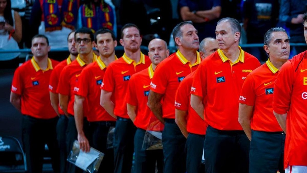 Javi Hernández Bello (tercero por la izquerda), con el cuerpo técnico de la España de Sergio Scariolo.-E.M.