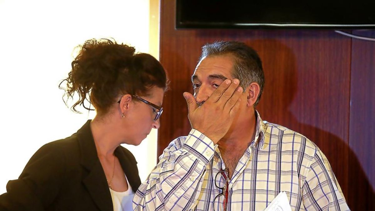 Rosana y Pedro Muñoz, los tíos de Sara, ayer durante la rueda de prensa.-ICAL