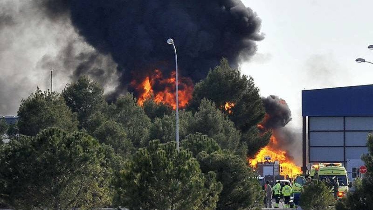 El incendio causado por el siniestro, en la base militar de Los Llanos.-Foto: EFE / MANU