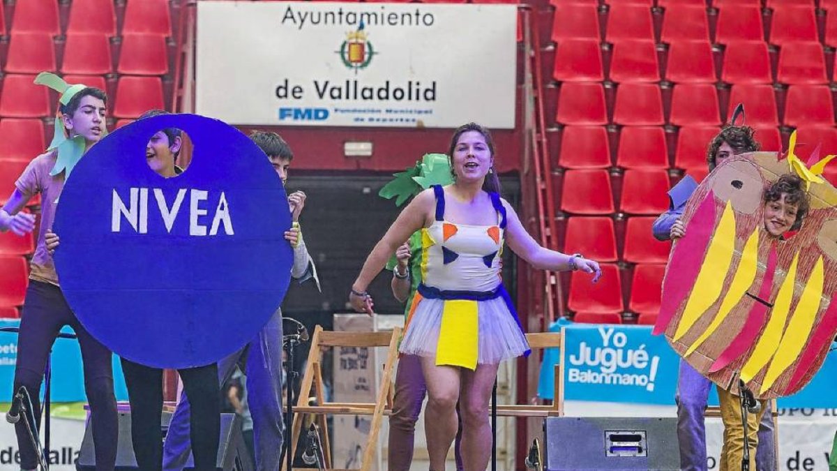 Uno de los grupos 'scout' durante su actuación en el festival-Pablo Requejo