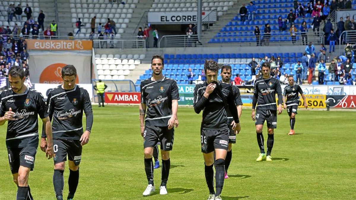 Los jugadores del Valladolid se retiran con gesto serio al vestuario tras la derrota sufrida ante el Alavés, ayer, en Mendizorroza.-ARABA PRESS