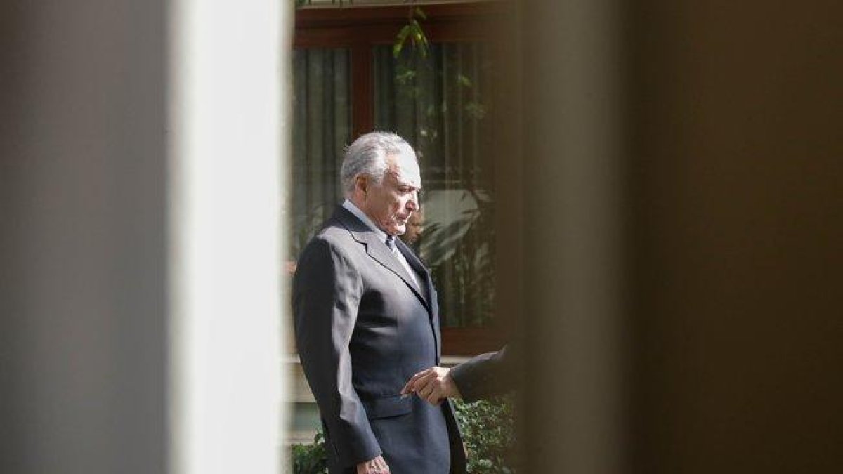 El expresidente de Brasil, Michel Temer, sale de su casa para regresar a prision en Sao Paulo.-EFE