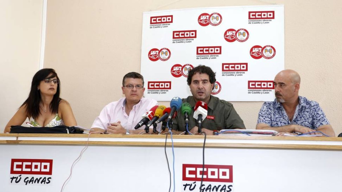 (IaD)La coordinadora de Fitag-UGT en León, Elena González; el responsable del sector forestal Fitag-UGT de Castilla y León, Javier García; el secretario general de Feagra-CCOO de Castilla y León, Juan Manuel Ramos y el secretario de Medio Ambiente de la U-ICAL