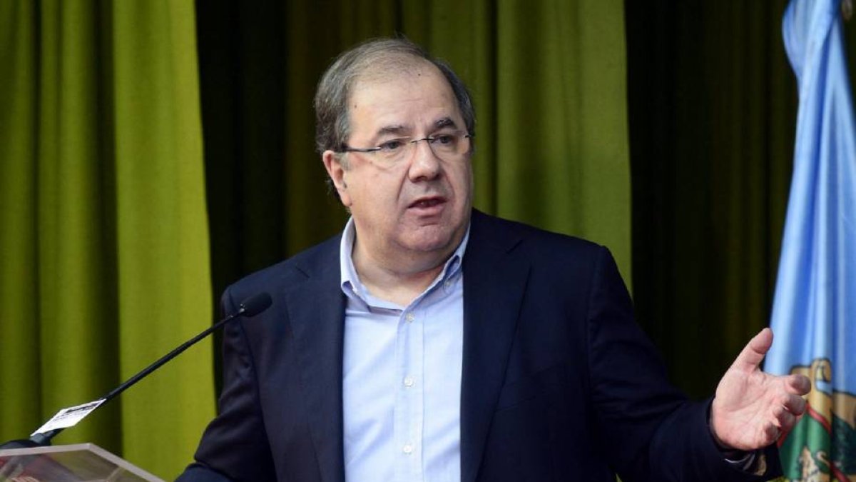El presidente de la Junta de Castilla y León, Juan Vicente Herrera, clausura el curso de verano Prensa y Poder con la ponencia 'España y Castilla y León ante el reto del futuro'.-ICAL