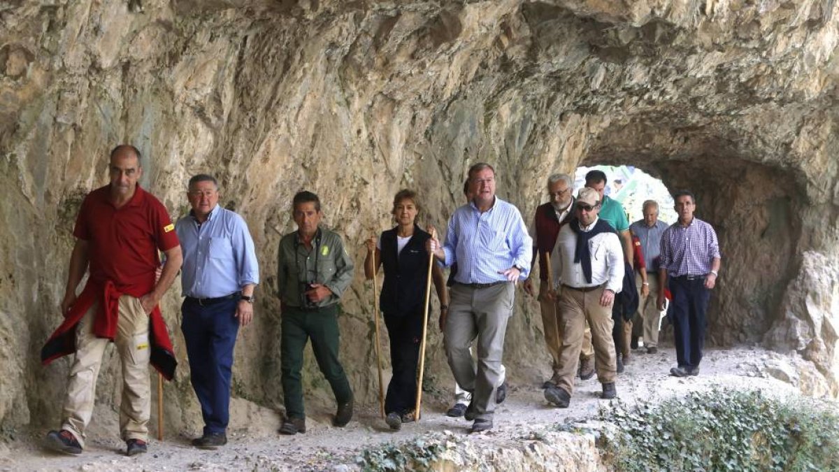 La ministra de Agricultura, Alimentación y Medio Ambiente, Isabel García Tejerina, visita la vertiente leonesa de Picos de Europa y recorre, acompañada por el consejero de Fomento y Medio Ambiente de la Junta de Castilla y León, Antonio Silván, una parte -Ical