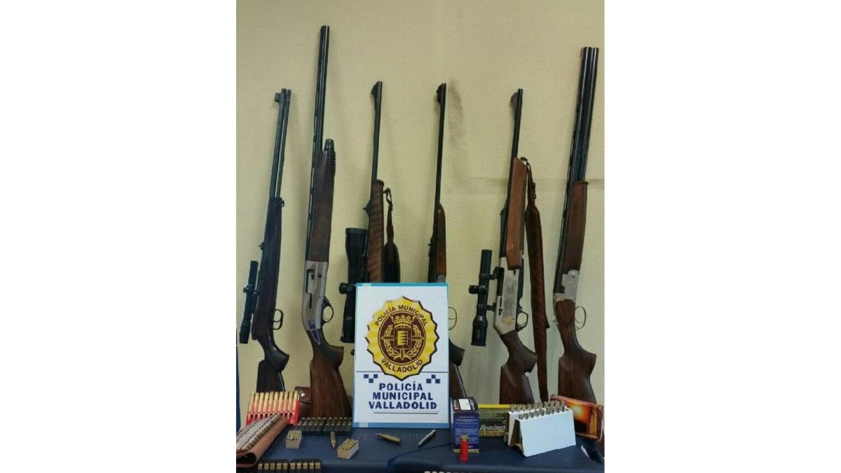 Policía Municipal incauta seis armas y una gran cantidad de munición en el domicilio de un cazador en Valladolid.-ICAL