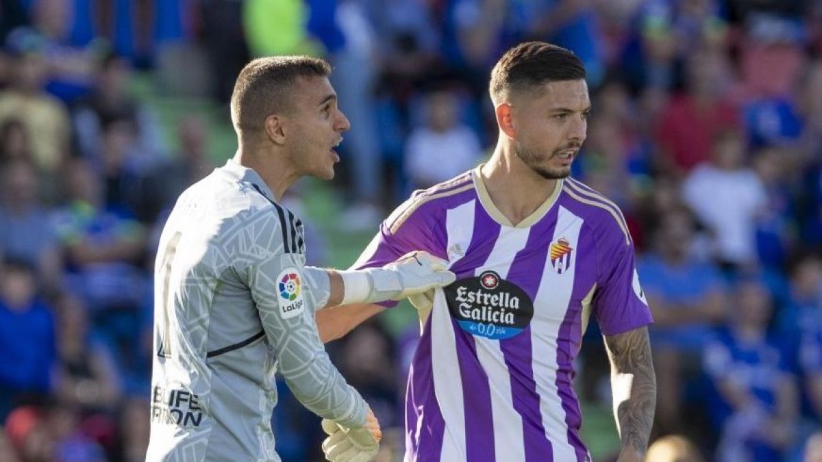 Jordi Masip hace una carantoña a Javi Sánchez en Getafe. / LA LIGA
