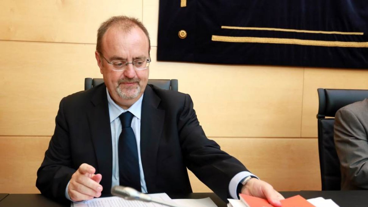 El consejero de Educación, Fernando Rey, comparece en las Cortes para exponer su programa de actuación para esta legislatura-Ical