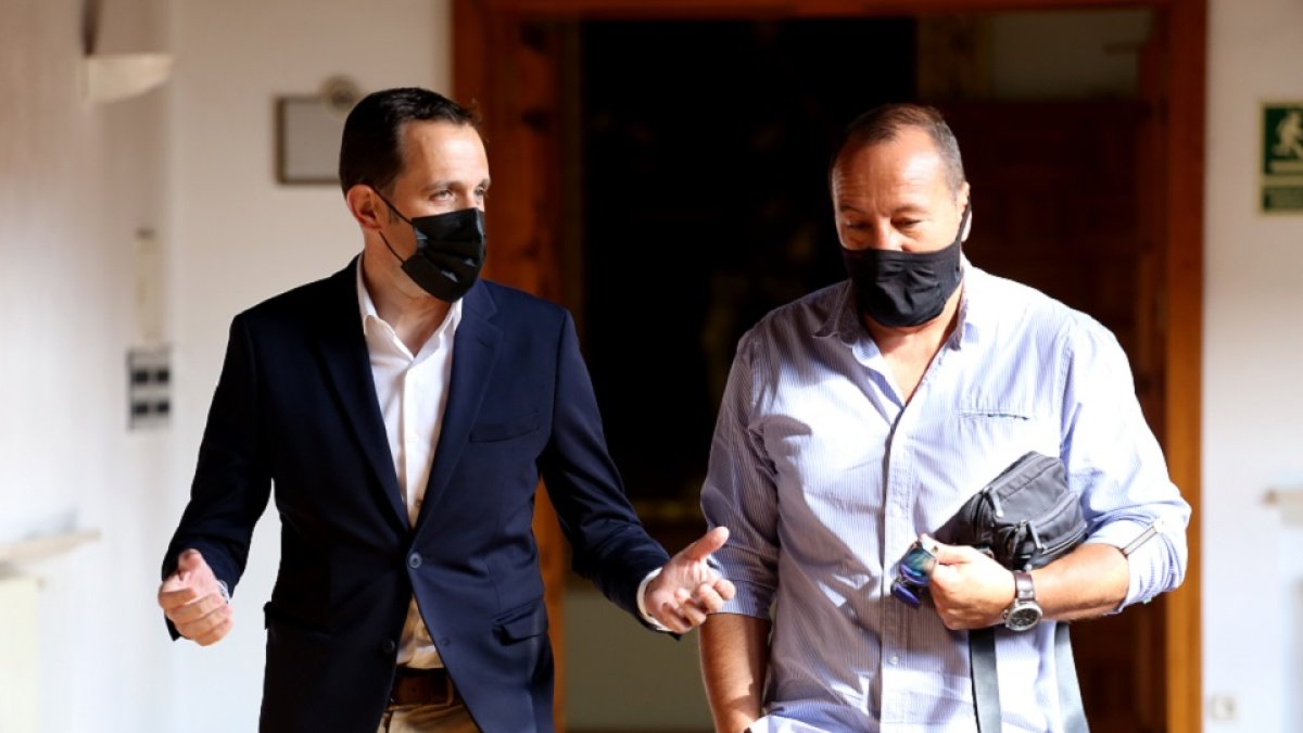 El presidente de la Diputación de Valladolid, Conrado Íscar, junto al presidente de la Asociación Pajarillos Educa, Alberto Rodríguez. - ICAL