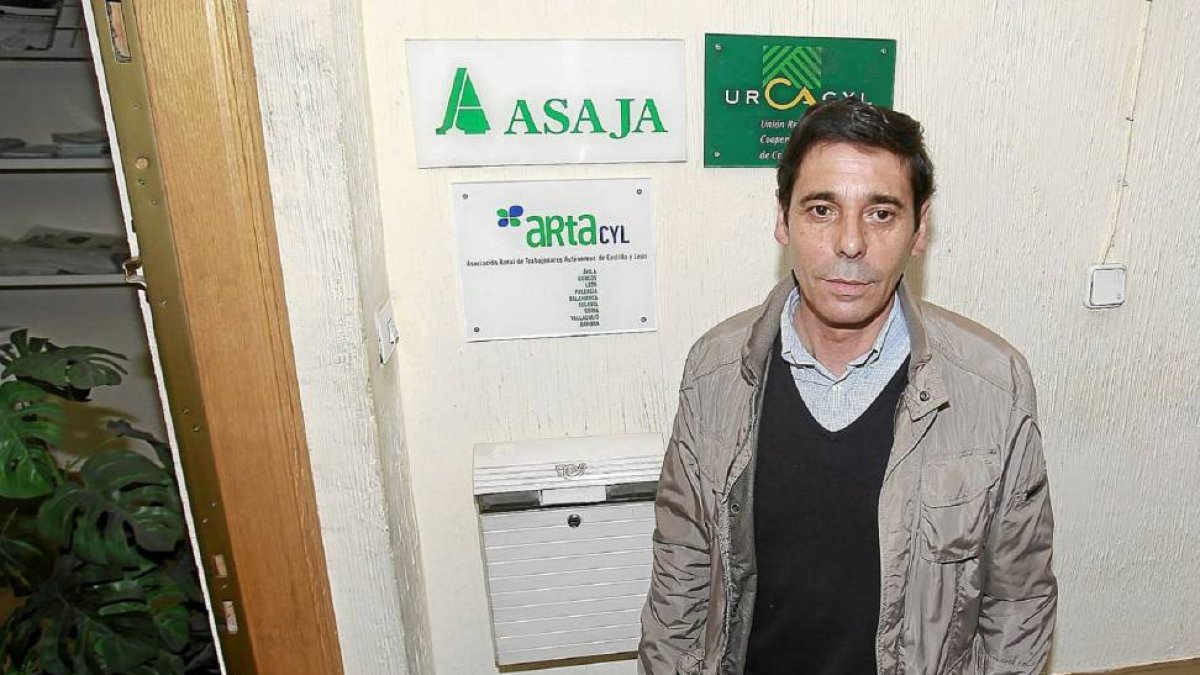 Lino Rodríguez a la entrada del sindicato Asaja Valladolid-J.M.Lostau