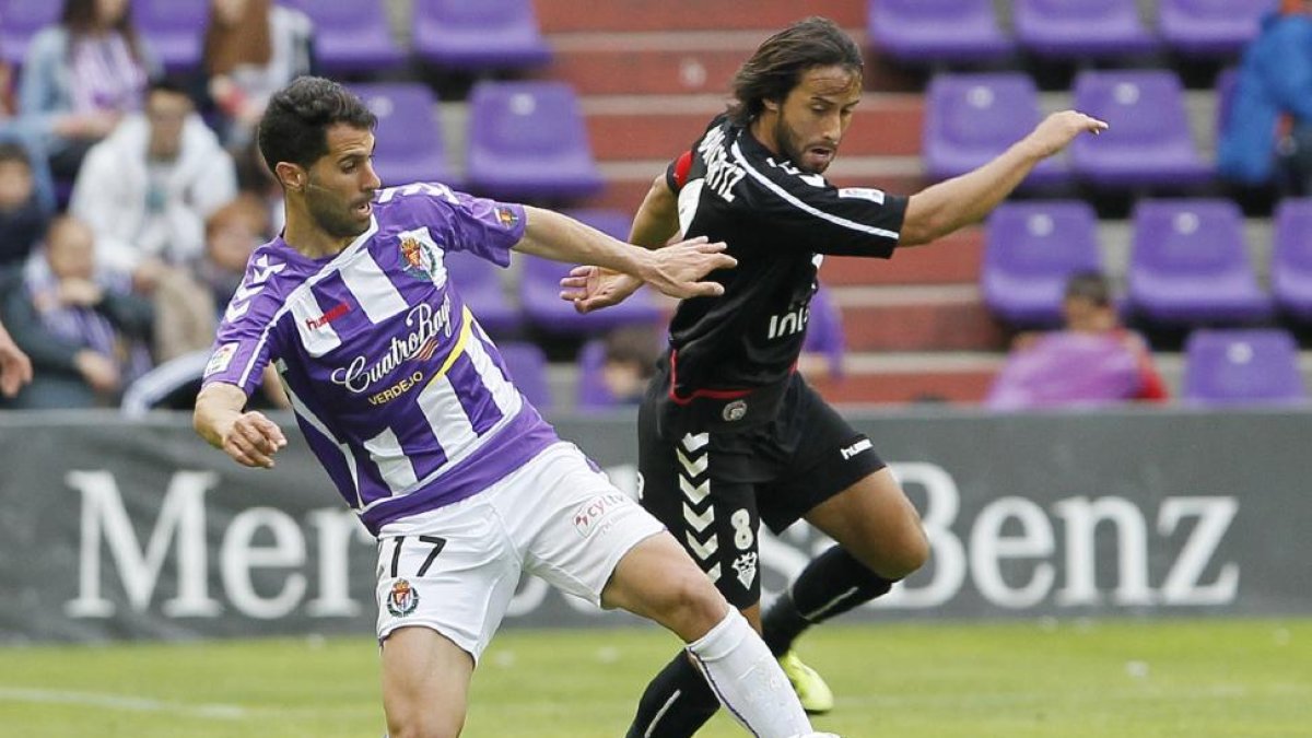 Moyano protege el balón ante el acoso de Ortiz durante el reciente Real Valladolid-Albacete.-J. M. LOSTAU