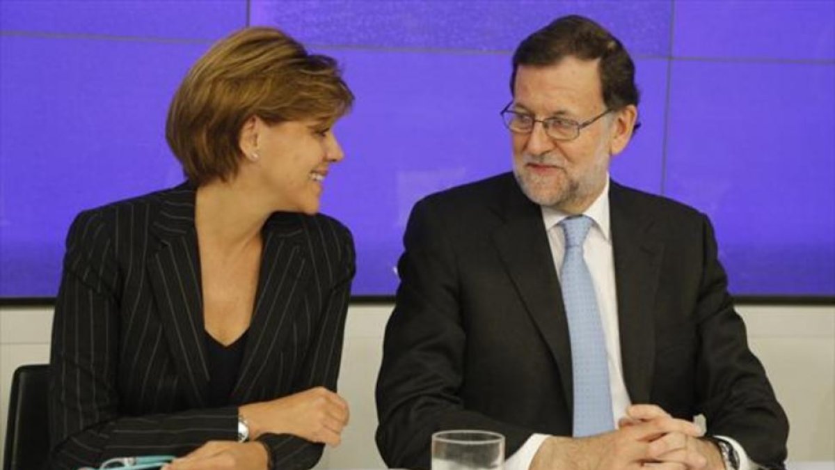 La secretaria general del PP, María Dolores de Cospedal, y Mariano Rajoy, ayer, en la junta directiva.-AGUSTÍN CATALÁN